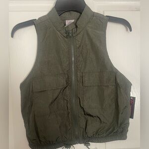 No Boundaries Juniors Olive Green Vest! NWT! Size Small!